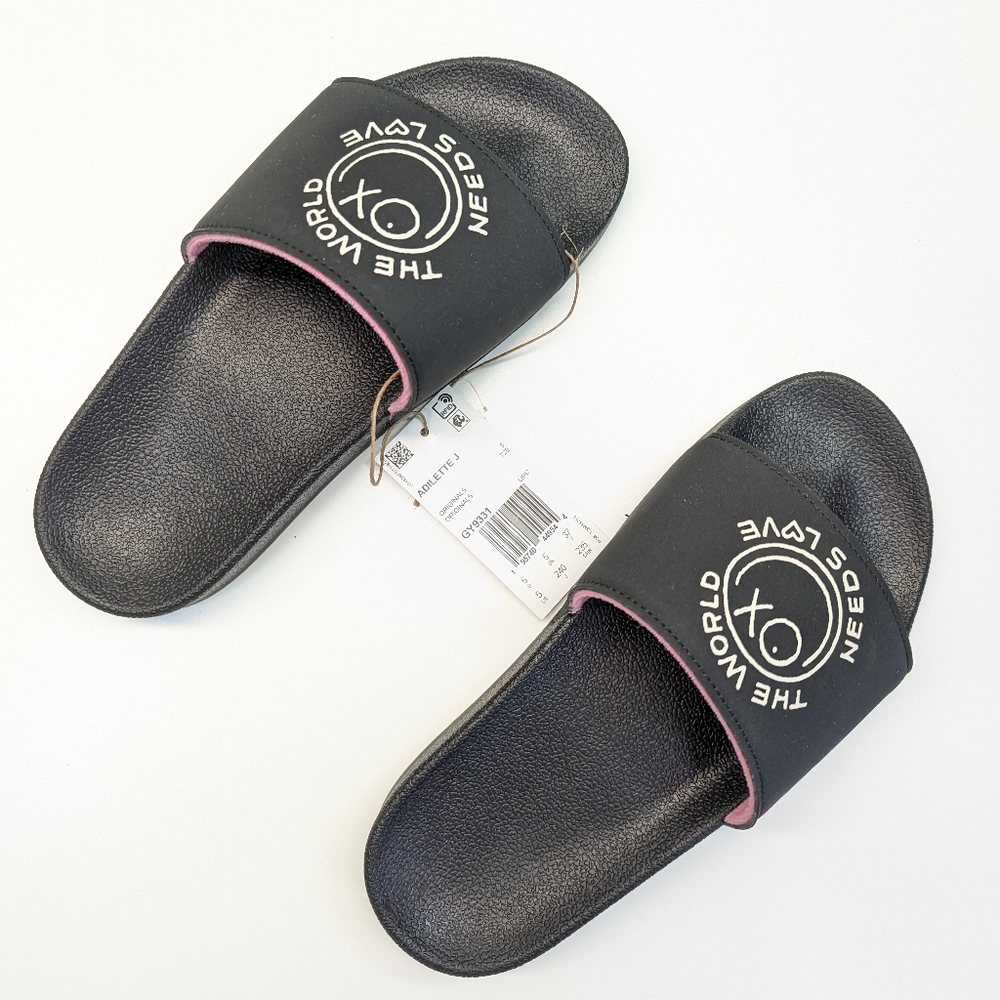 6Y Adidas Andre Saraiva Adelette The World Needs Love Slides Flip Flops Slides